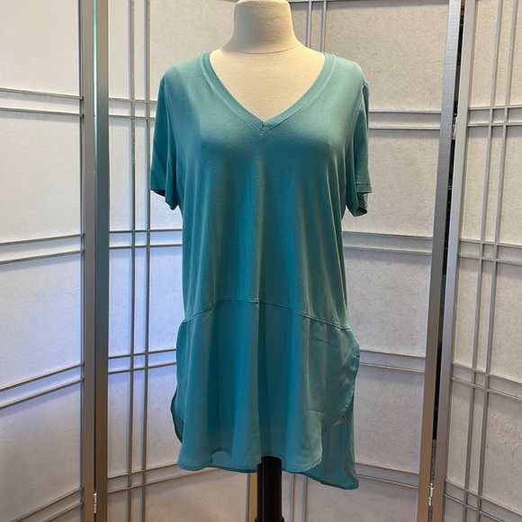 Premise Tops - * Premise Sea Foam Green Short Sleeved Blouse V-neck High/Low Size M NWT